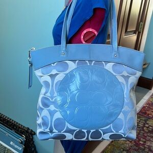 Coach Laura Op Art shoulder bag tote vintage signature monogram light blue/paten